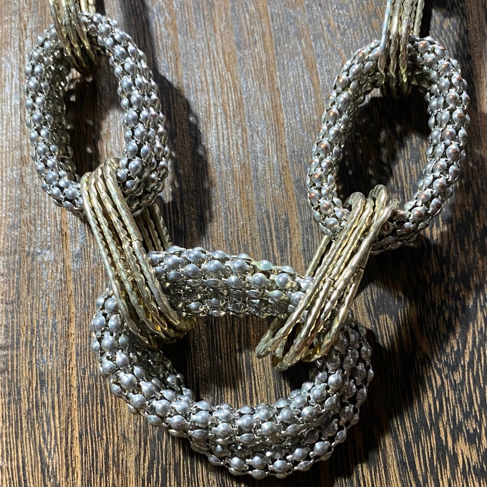 Chic Two-Tone Necklace With Interlocking Design - image 3